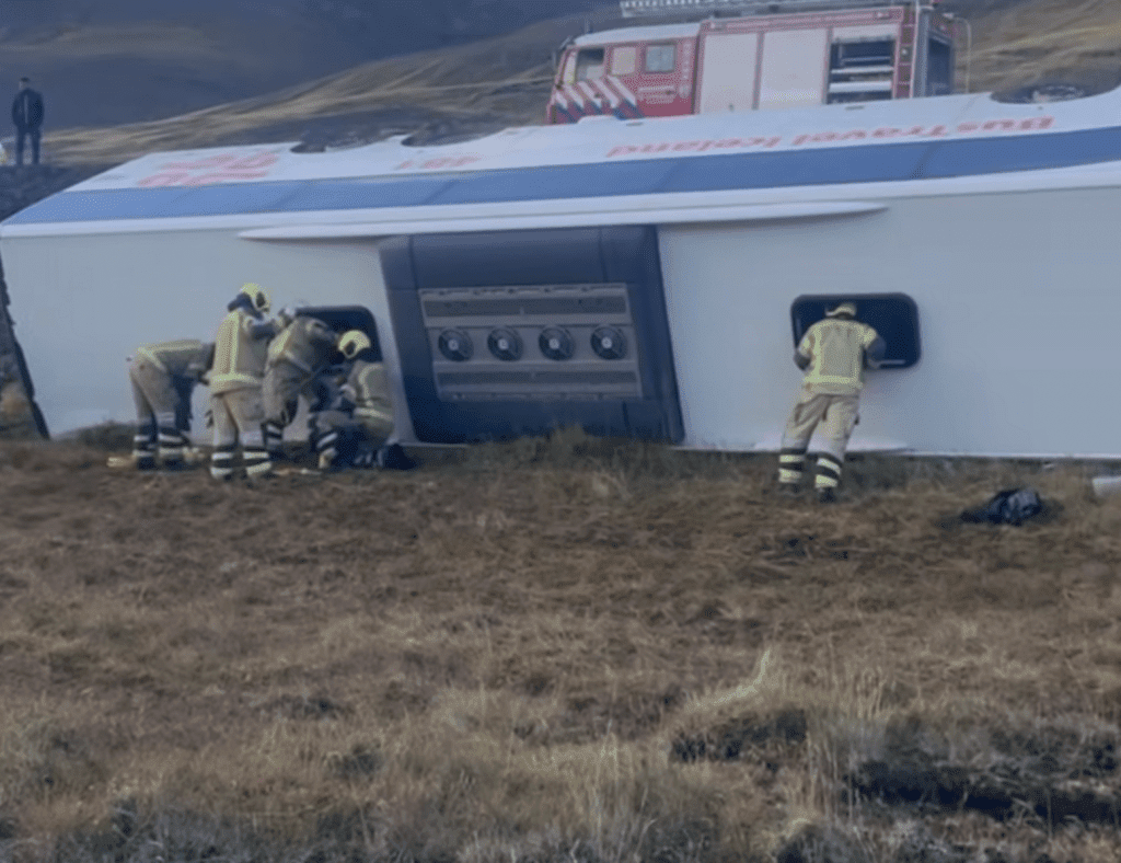 冰島旅遊巴翻側：載有多名中國遊客，十餘人受傷！