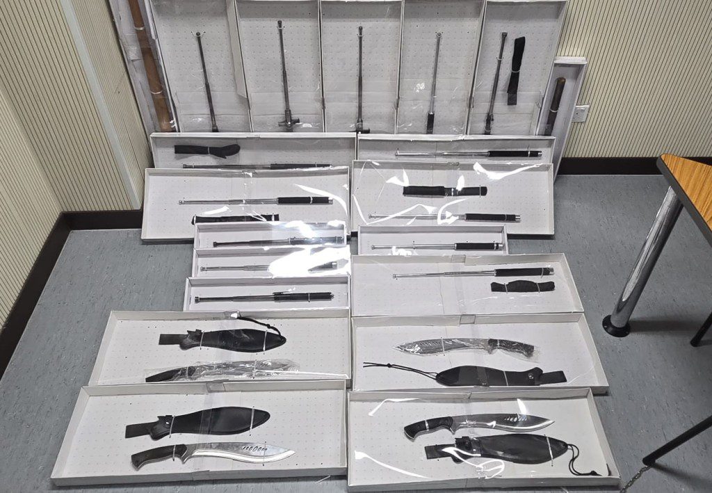 天水圍村屋驚現武器庫！警拘捕男女，檢獲開山刀及伸縮棍