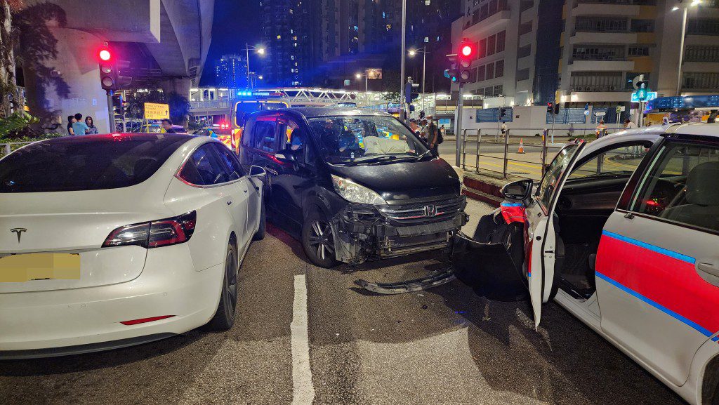 沙田插桅杆街四車連環相撞，七人車疑跣胎撼警車！