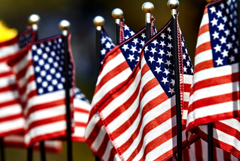 重磅！特朗普下令重審20萬拜登時期難民，綠卡亦在審查之列