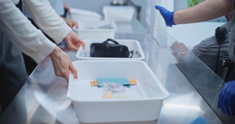 旅行專家警告！機場安檢時手機千萬別直接放入TSA容器裡，因為⋯⋯