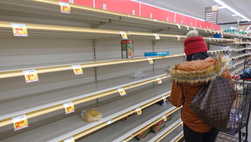 本週末上超市恐撲空?全美超市驚現「貨架危機」,Whole Foods也受影響!罪魁禍首竟是它⋯⋯