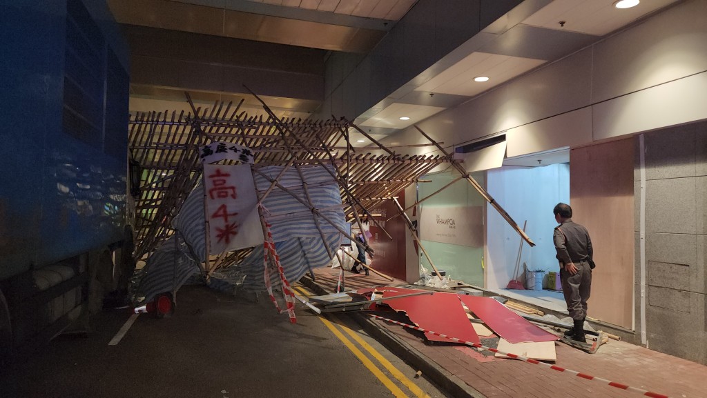 紅磡貨車撞塌棚架意外：六旬婦遭竹枝擊中面部受傷送院