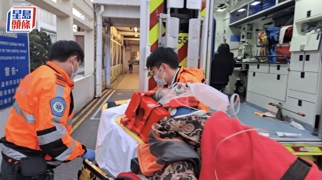 觀塘老婦疑遭倒車撞倒，昏迷送院搶救！