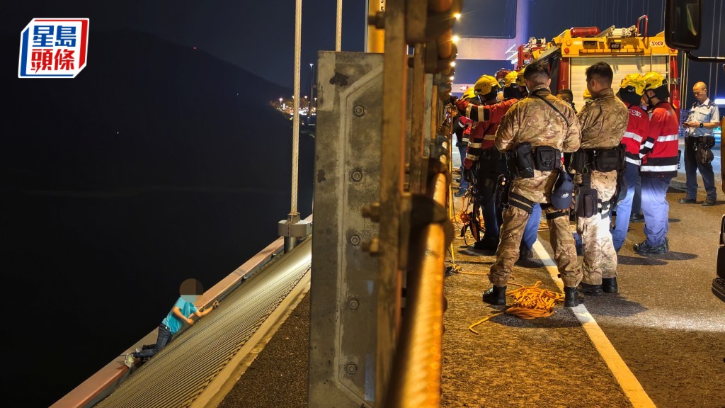 青馬大橋驚魂：的士乘客跳車後危坐橋邊，警消緊急救援！