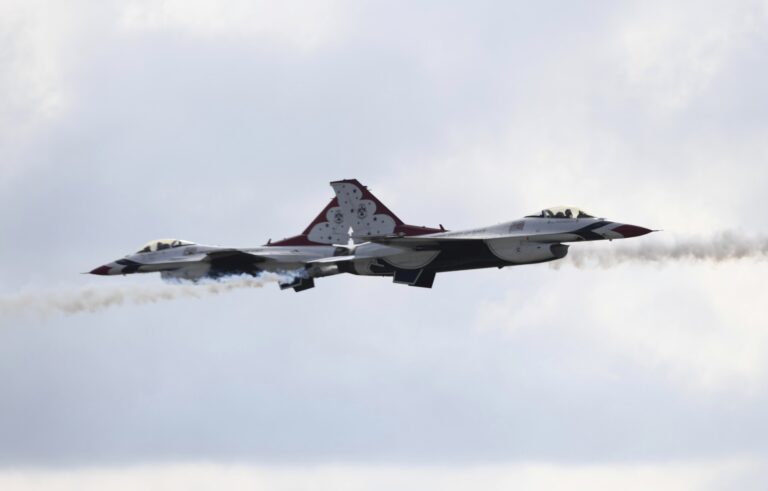 美國空軍「雷鳥」特技隊戰機死亡谷墜毀　機司彈射逃生僅輕傷