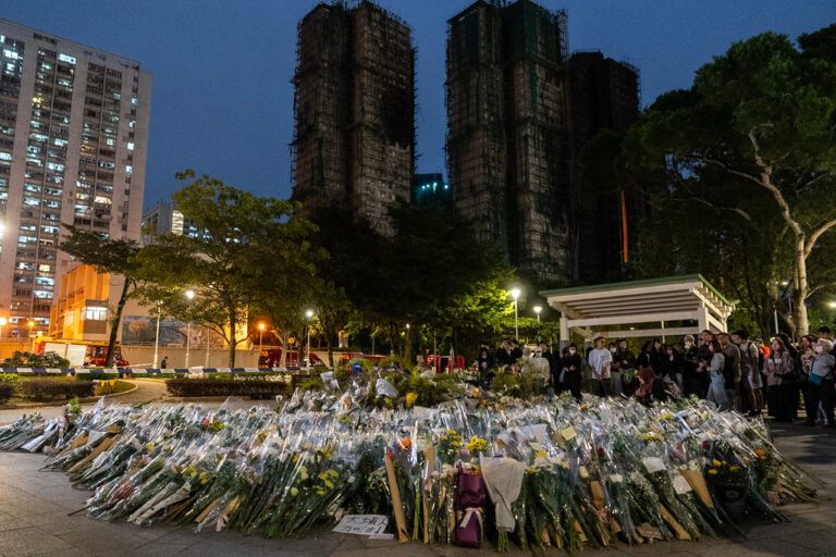 香港宏福苑大火死亡人數攀升至151人！警方以誤殺罪拘捕13人