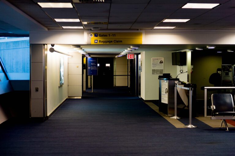 紐約JFK機場發生路怒事件！休班海關官員竟當場開槍