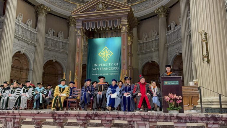 張建清博士日前應邀擔任三藩市大學（USF）護理與健康專業學院 2025 屆畢業典禮主講嘉賓。東華醫院提供