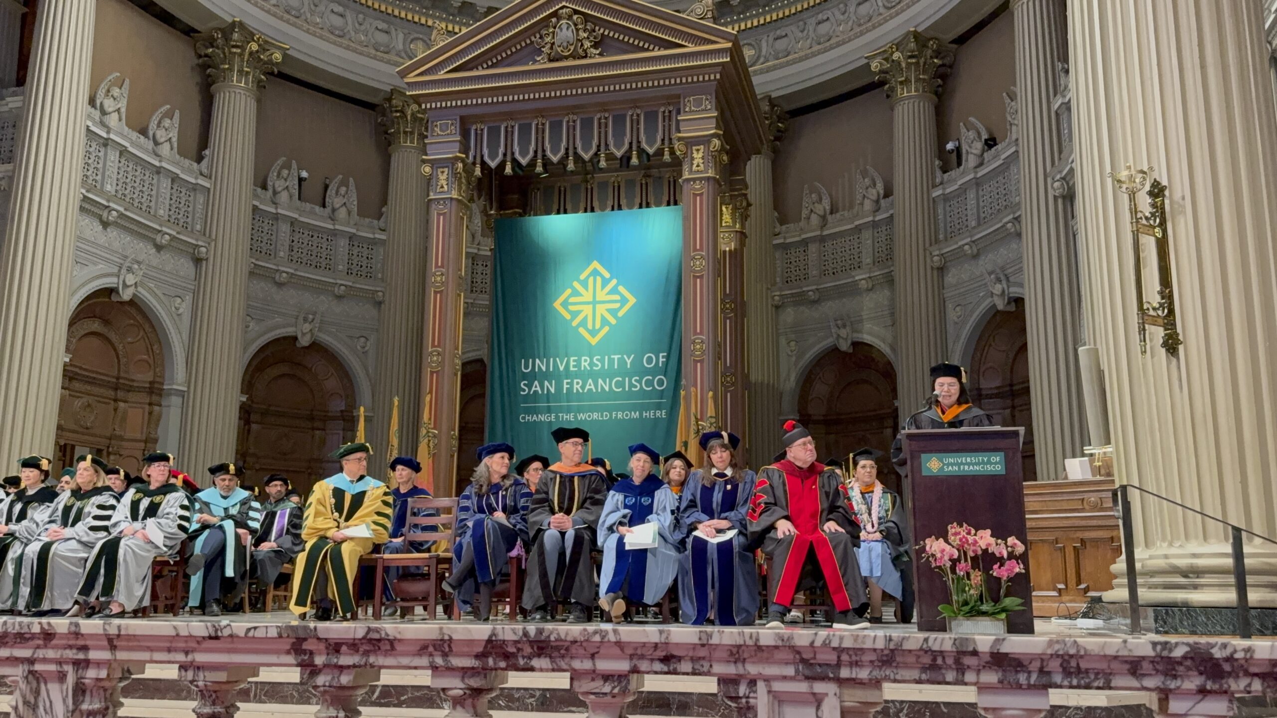 張建清博士日前應邀擔任三藩市大學（USF）護理與健康專業學院 2025 屆畢業典禮主講嘉賓。東華醫院提供