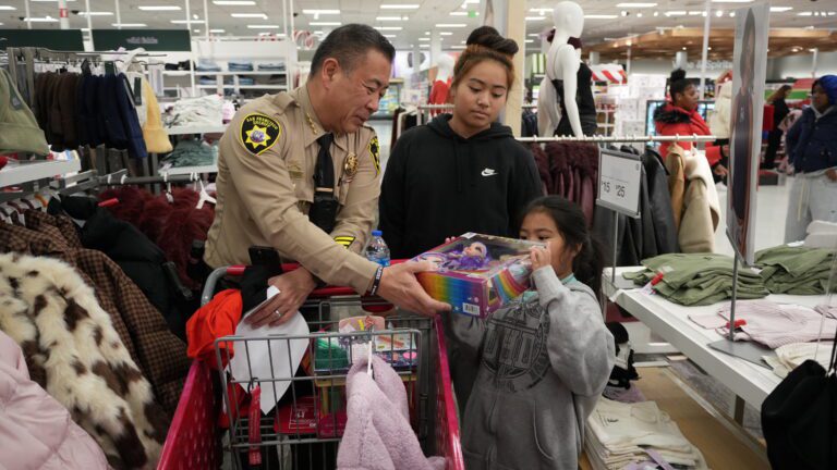 三藩市縣警局長宮本保羅陪小朋友選購禮物。記者黃偉江攝
