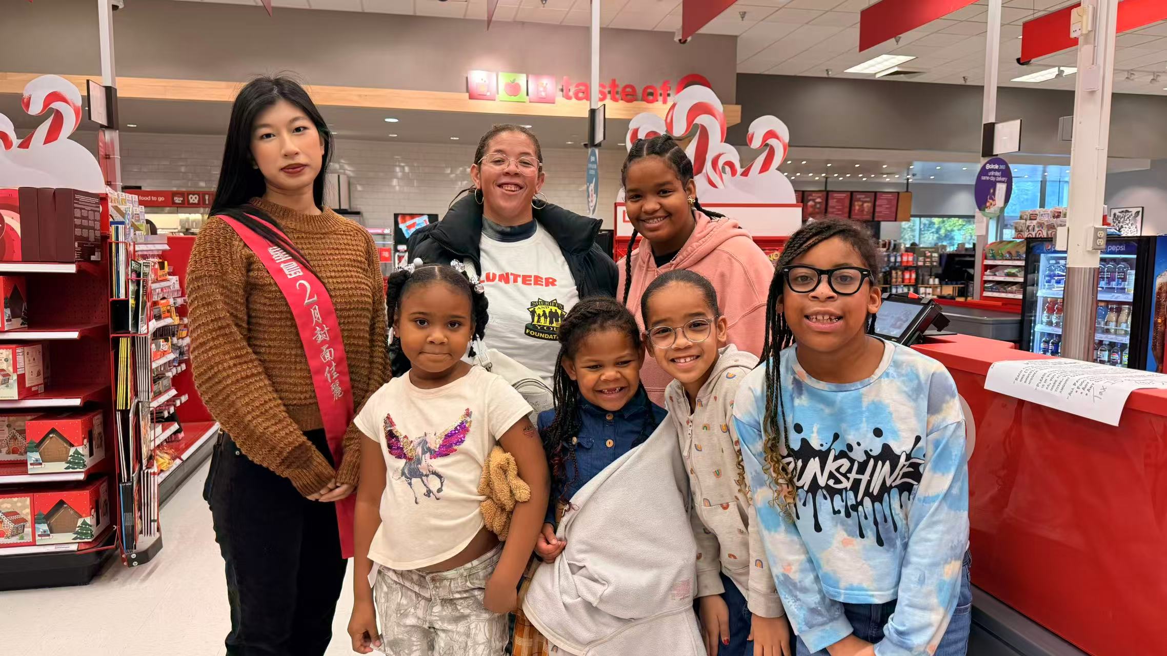 星島2月封面佳麗曾嘉美(Jojo Zeng)參加禮物派發的義工團隊。本報記者攝