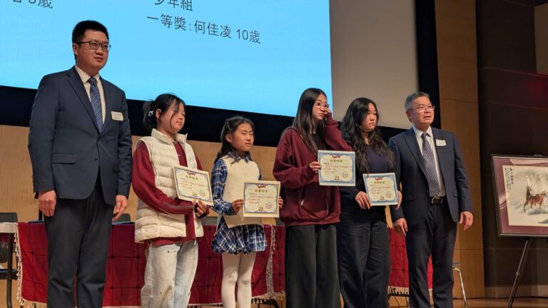 由美國華商總會（CAAC）主辦的第五屆青少年兒童書畫比賽，周一在總圖書館舉行頒獎典禮。本報記者攝