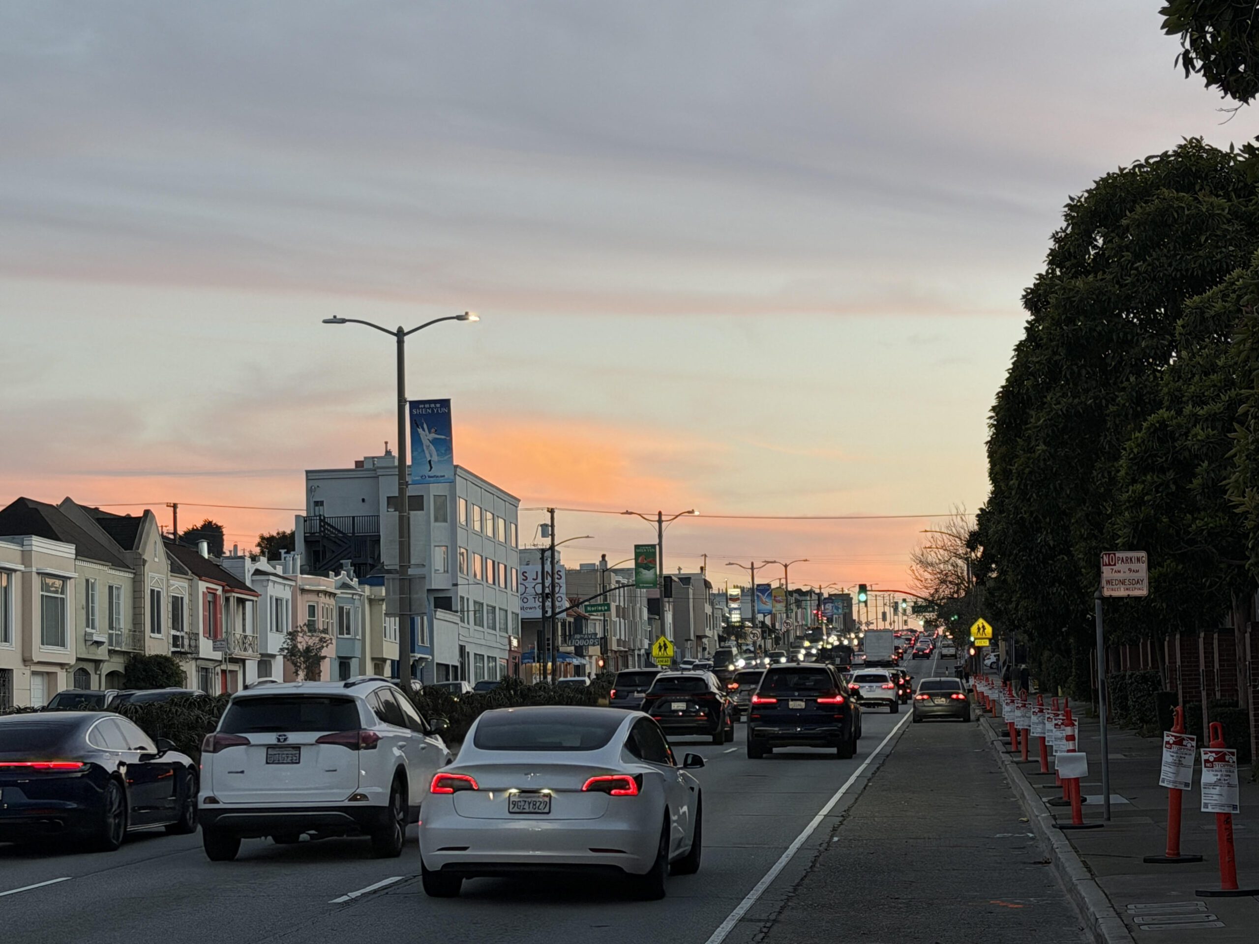 日落區停車問題備受關注，特別面臨修路、家庭分區計劃通過加快建房等問題時。記者蘇婕雅攝