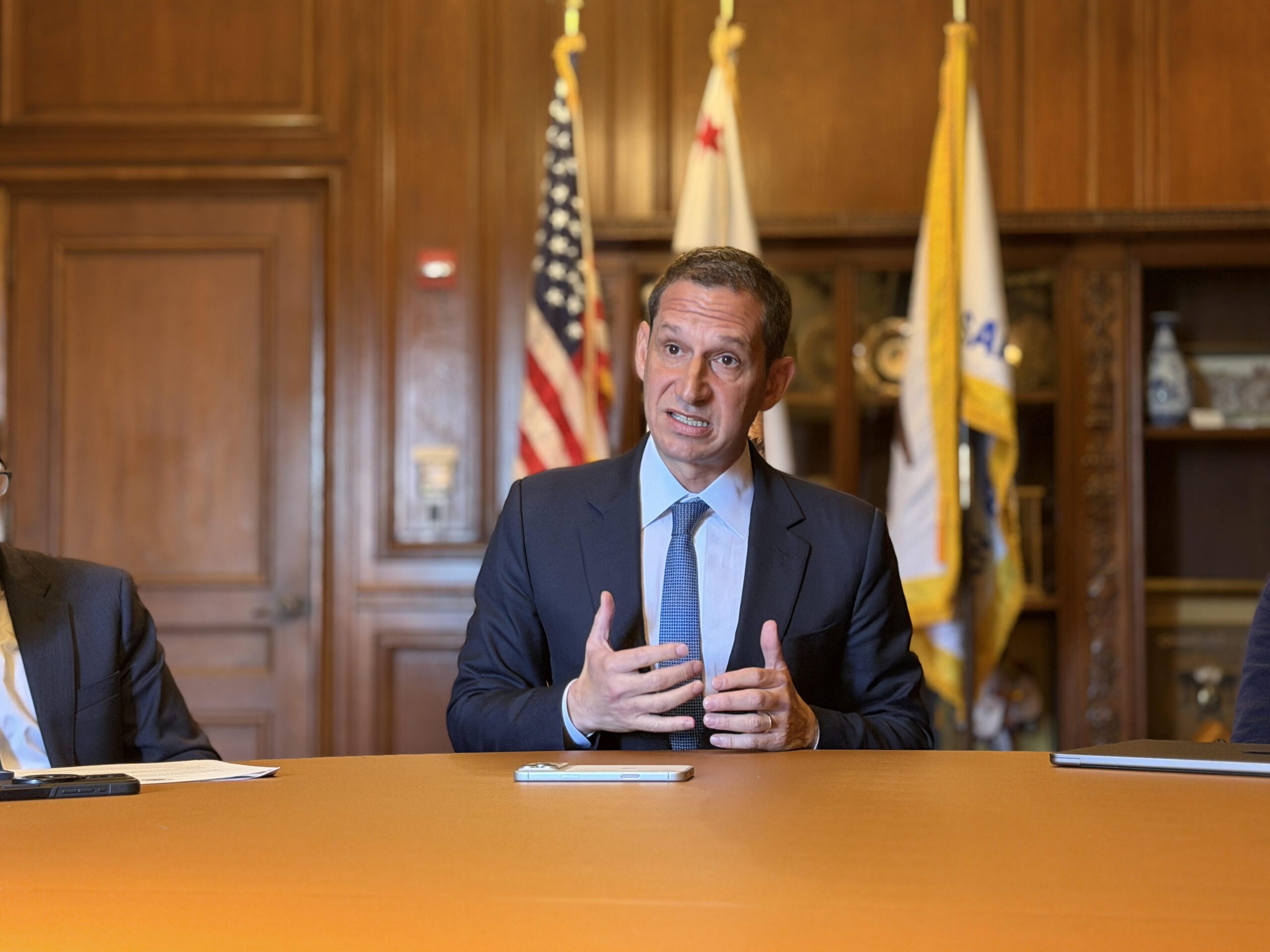 市長羅偉召開媒體圓桌會議,就公共安全、住房及預算挑戰等議題回應記者提問。記者蘇婕雅攝