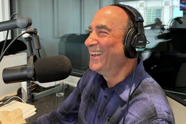 索文4月30日完成他最後一次KCBS電台節目。Sara Newmann/美聯社