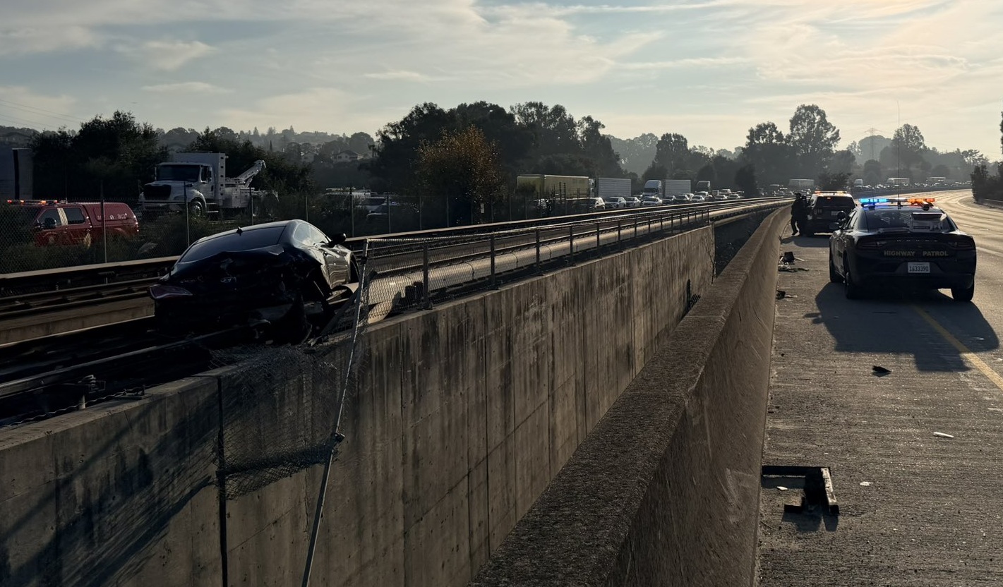 一輛據報原本在拖車上的汽車不知何故墮入捷運路軌。加州公路巡警/灣區城市新聞社