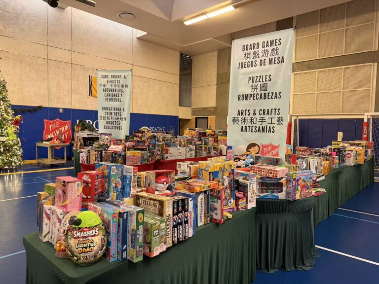 救世軍「天使樹」計劃會場設有電子玩具、益智、藝術及運動用品等分區，並以中、英、西三語標示，方便家長現場為孩子挑選合適禮物。記者蘇婕雅攝