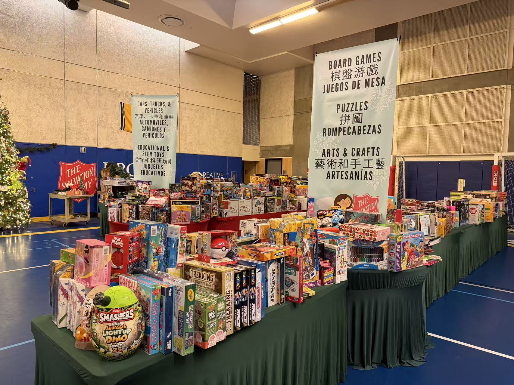 救世軍「天使樹」計劃會場設有電子玩具、益智、藝術及運動用品等分區,並以中、英、西三語標示,方便家長現場為孩子挑選合適禮物。記者蘇婕雅攝