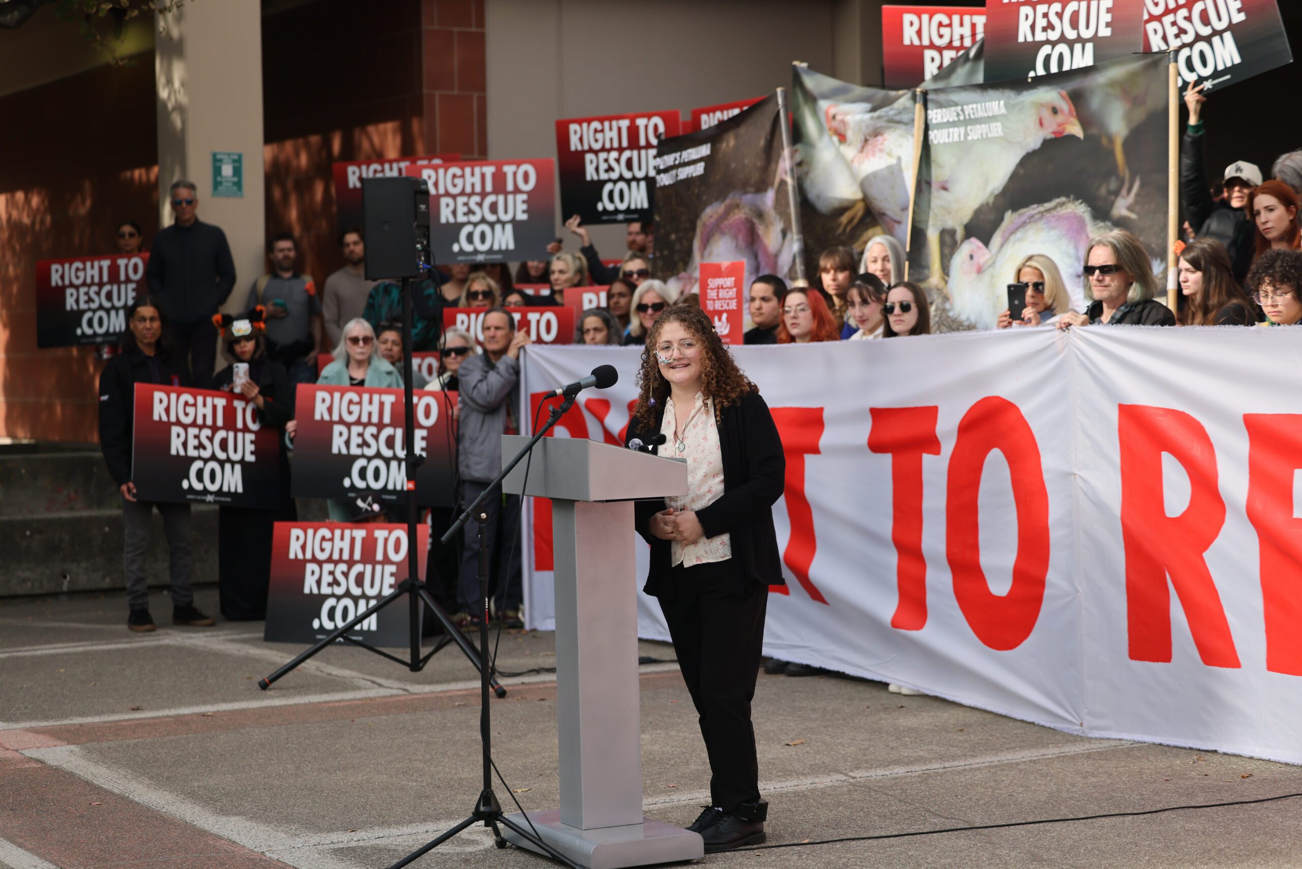 羅森堡在法庭外講話。Gabrielle Lurie/三藩市紀事報/美聯社