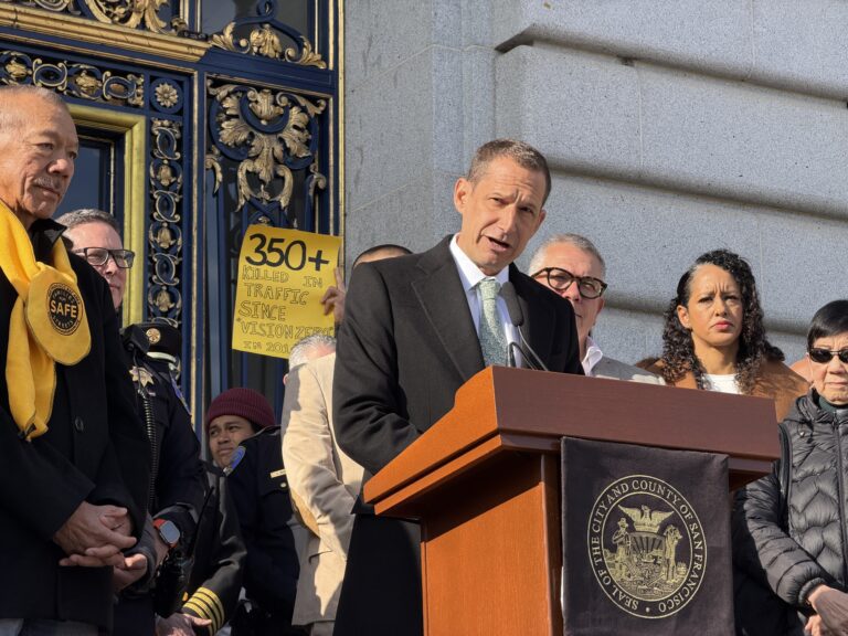 羅偉周一宣布啟動公共安全改善計劃，並簽署《道路安全》行政命令。記者蘇婕雅攝