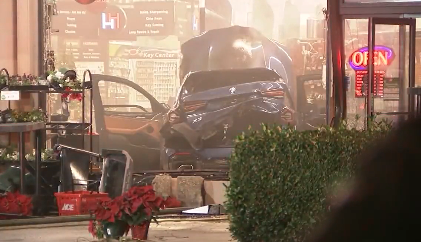 寶馬SUV衝進建材店後一度起火，迅速撲滅。KRON4電視畫面