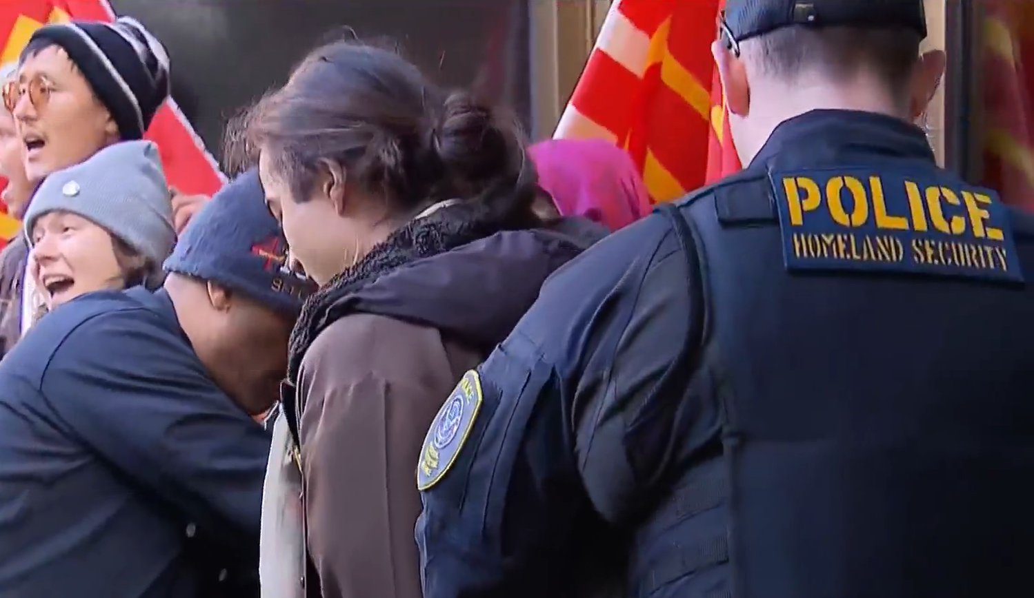 當局剪斷示威者身上鐵鍊後將他們拘捕。NBC電視畫面