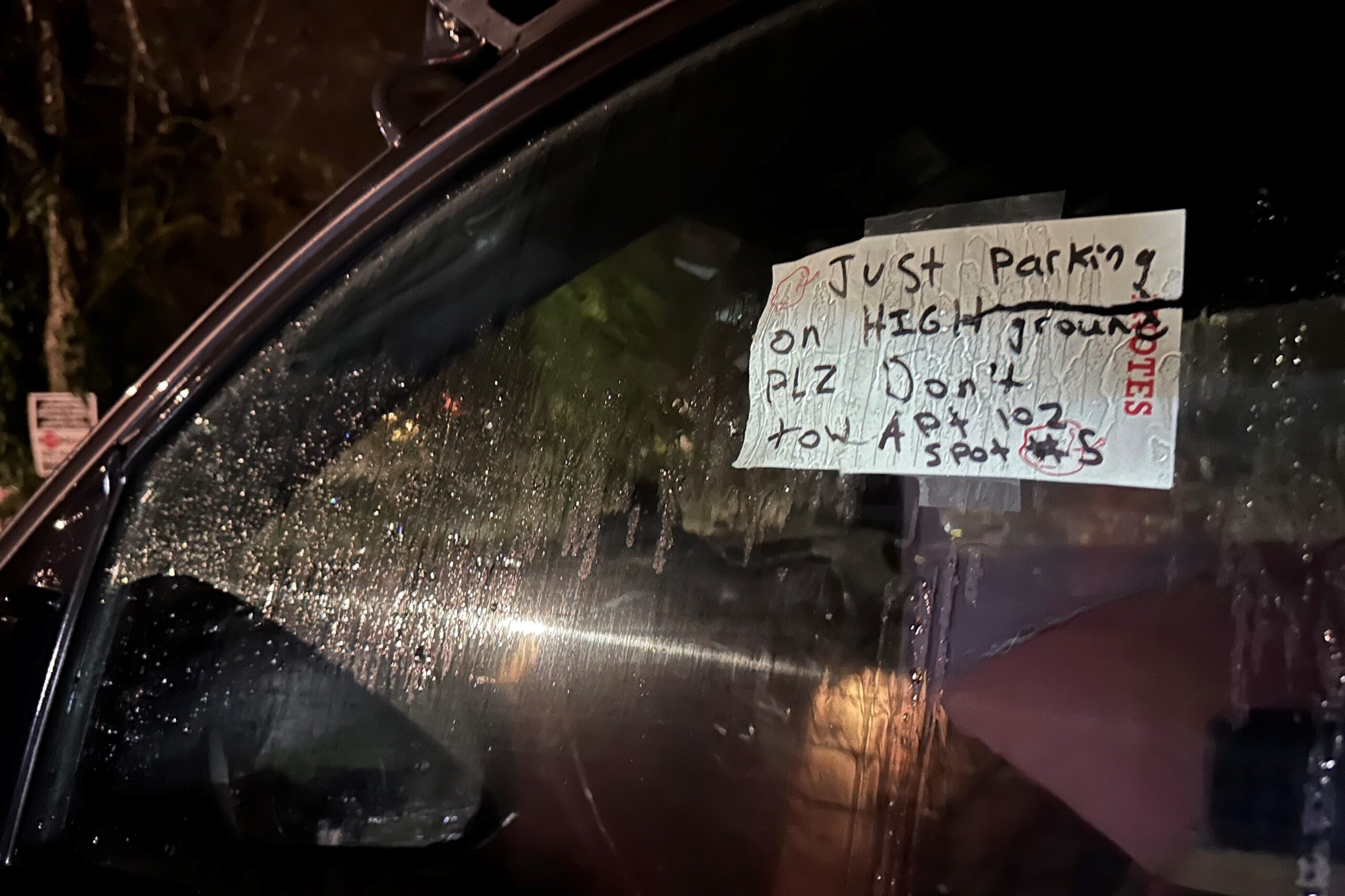 華盛頓州伊薩誇市一處停車場。汽車窗戶貼著一張告示。美聯社