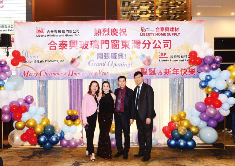 星島日報美西版社長兼總編輯梁建鋒伉儷到賀，與公司CEO鄺生伉儷合照留念。