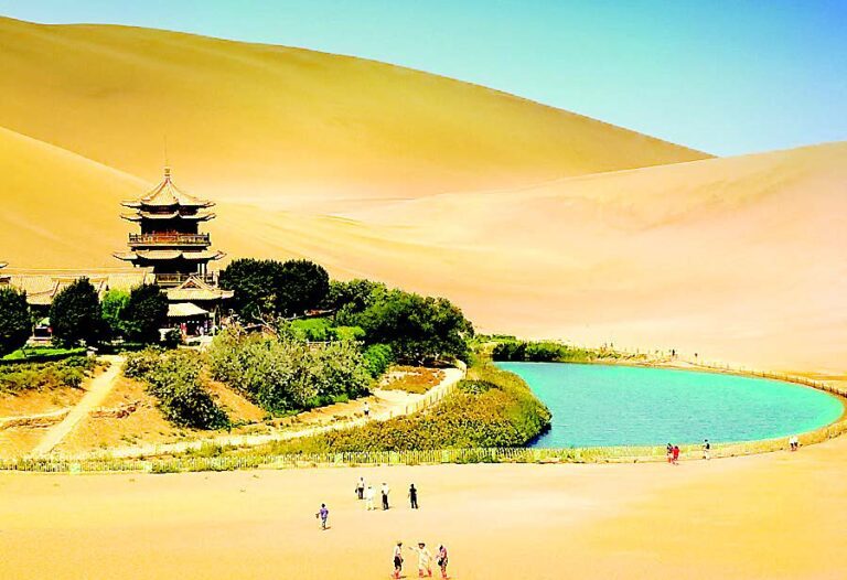 中國最美五大沙漠之一鳴沙山月牙泉