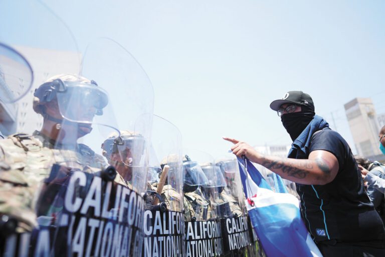 聯邦政府在洛杉磯進行大規模移民執法行動，引發示威抗議。特朗普隨後調派加州國民警衛隊到洛杉磯。圖為一名示威者與國民兵對峙。美聯社資料圖片