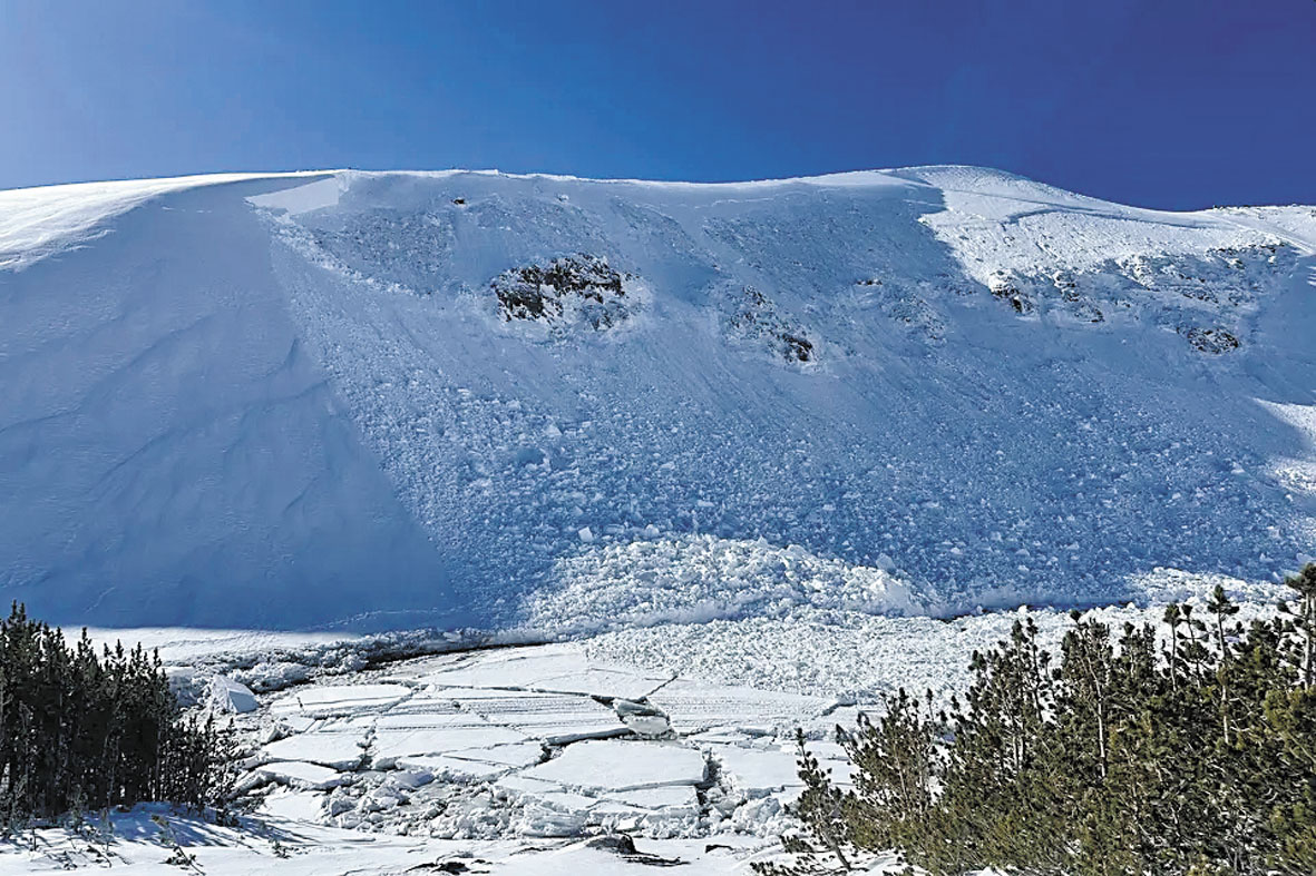 內華達山脈拉托皮湖附近27日發生雪崩。莫諾縣縣警局搜救隊
