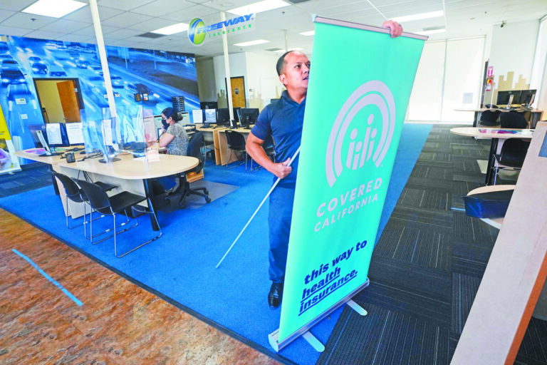 圖為一名保險經紀豎起「投保加州」大招牌準備推廣。美聯社資料圖片