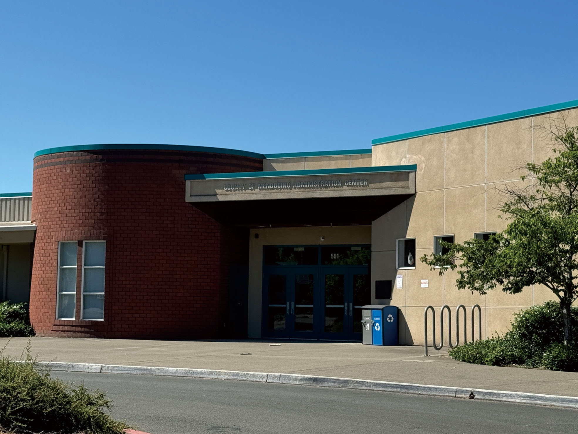 圖為位於尤卡亞（Ukiah）的曼多西諾縣縣府大樓。灣區城市新聞社