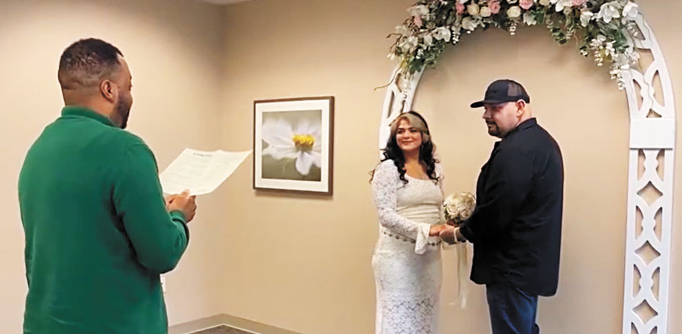 查韋斯夫婦最終完成婚禮。KCRA電視畫面