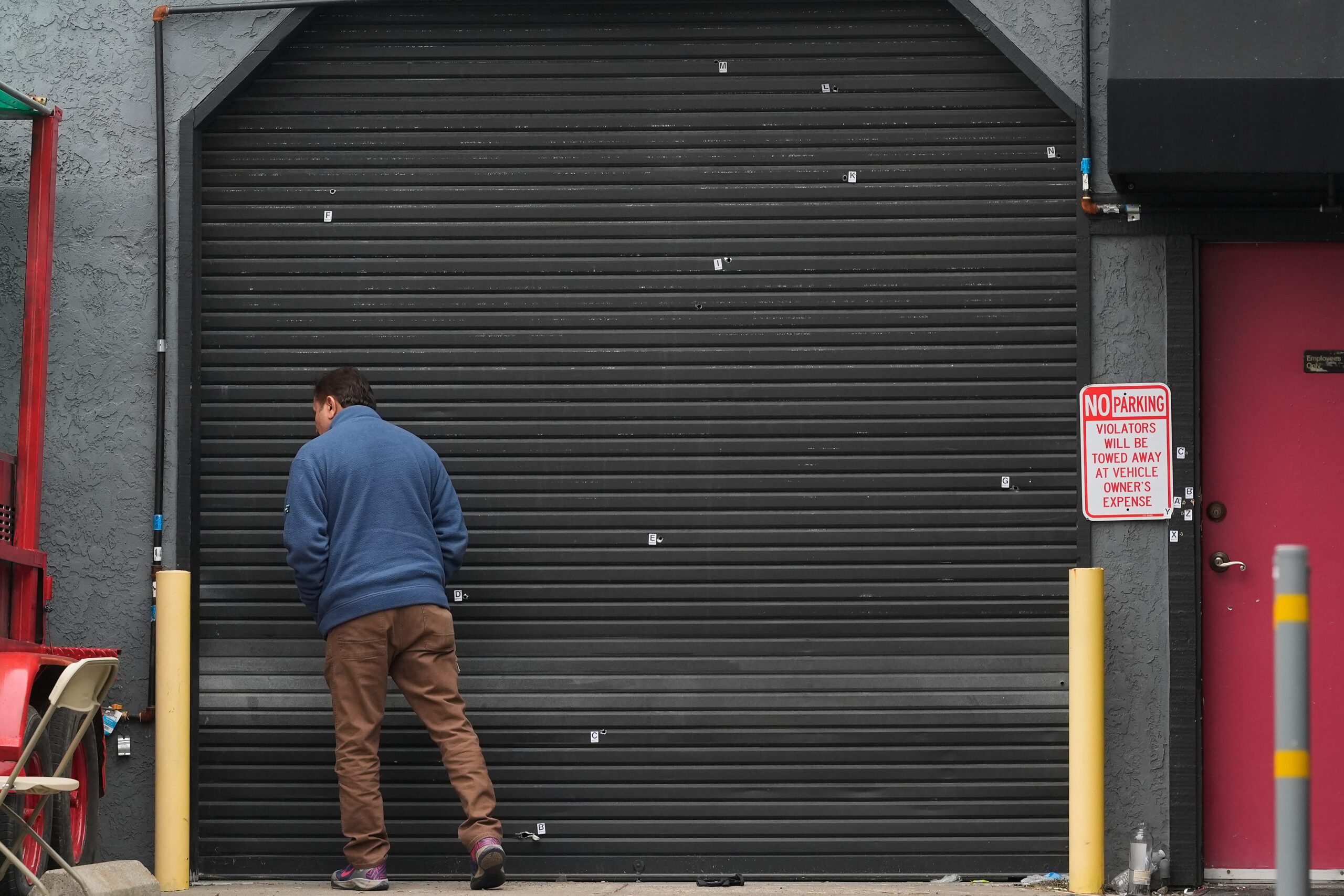 當局指出，涉及士德頓生日派對槍案的嫌犯有數人，圖為案發現場留下的累累彈孔。美聯社資料圖片