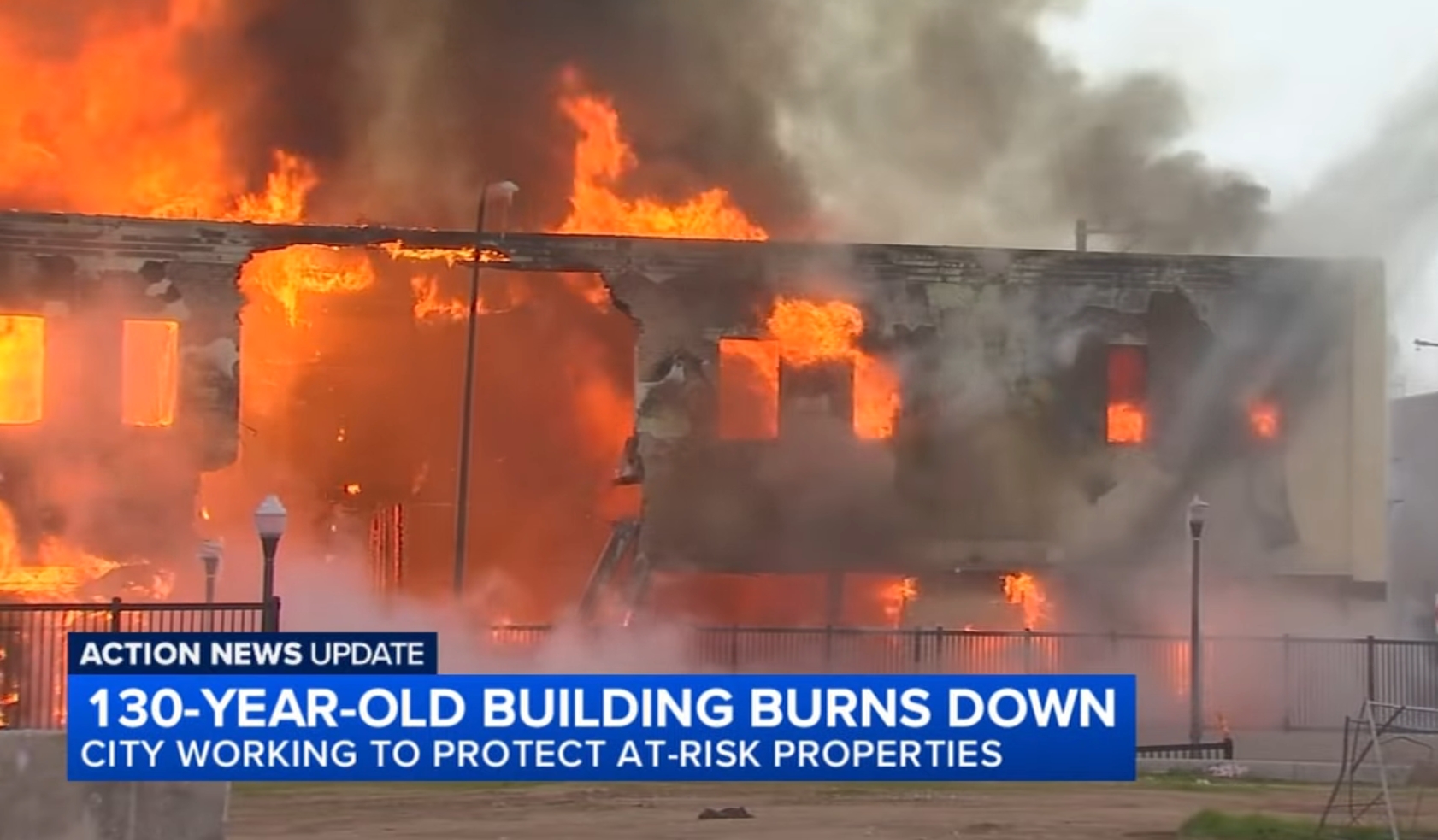 佛斯盧華埠一棟歷史建築遭祝融吞噬。電視截圖