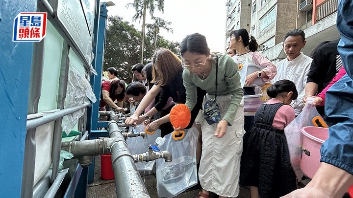 冬至斷水！上水天平邨3700戶落樓撲水 水務署搶修爭取凌晨恢復供水