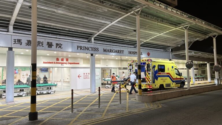 機場停機坪驚險一撞！輕型貨車失控撞電動拖拉機 5人輕傷送院