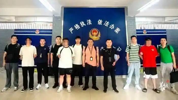 廣州南站廁所現涉黃小廣告，警方搗破犯罪集團拘捕47人