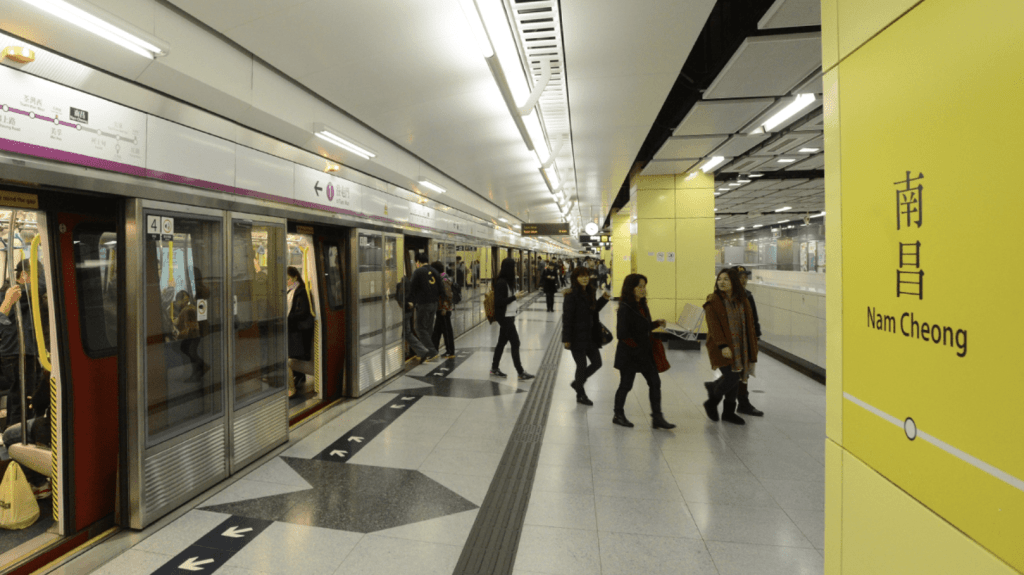 港鐵南昌站悲劇｜59歲男乘客列車上暈倒 送院搶救後不治
