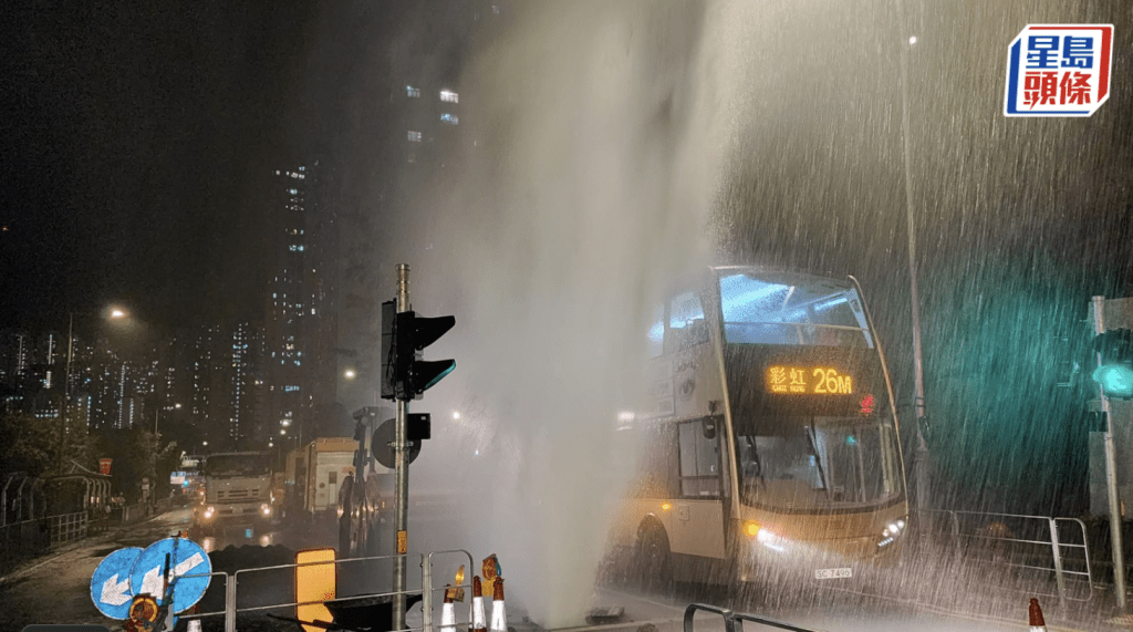 觀塘協和街地下水管爆裂，五層樓高水柱衝破路面，交通受阻