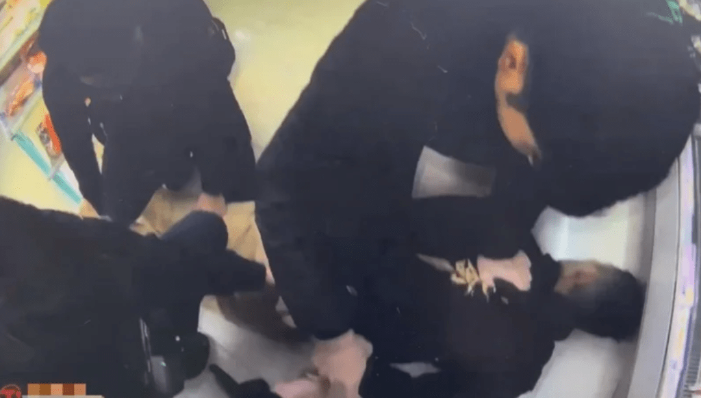 苗栗驚魂！毒男持長鐮刀隨機傷人 闖超市揮刀 警民合力制伏