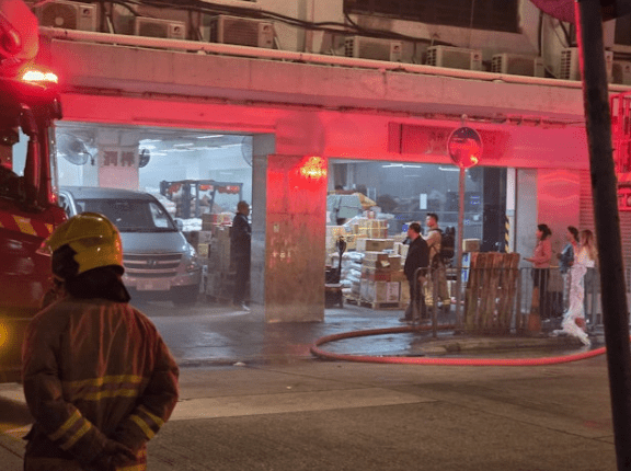 土瓜灣食品貨倉深夜起火！疑電風扇短路釀禍 消防10分鐘極速撲救