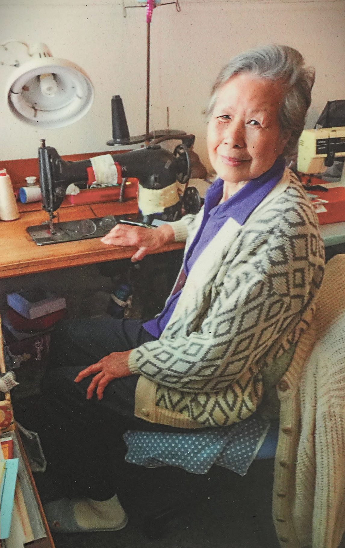 2016年,May Lee在家繼續使用衣車縫補衣服。 Dana Shew提供