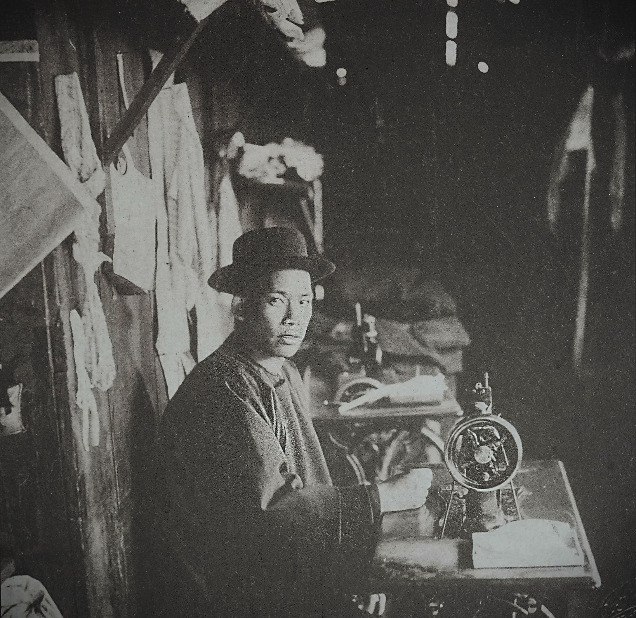 1800年代末,一名製衣男工在216 Samsome St 的製衣廠工作。 加州先鋒協會