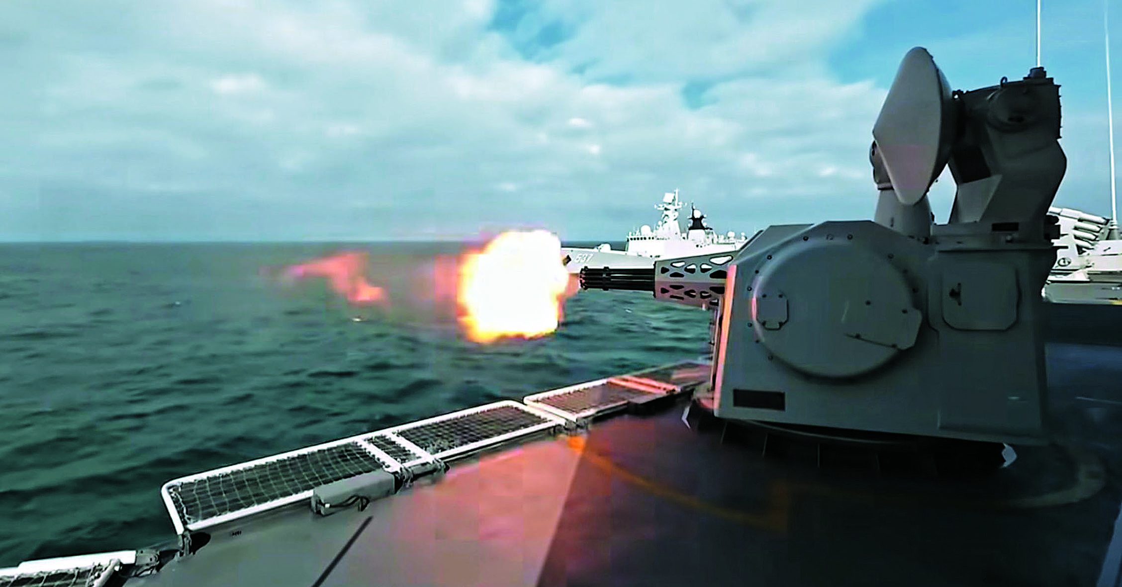 參加演習的解放軍艦艇向預定目標發炮。東部戰區