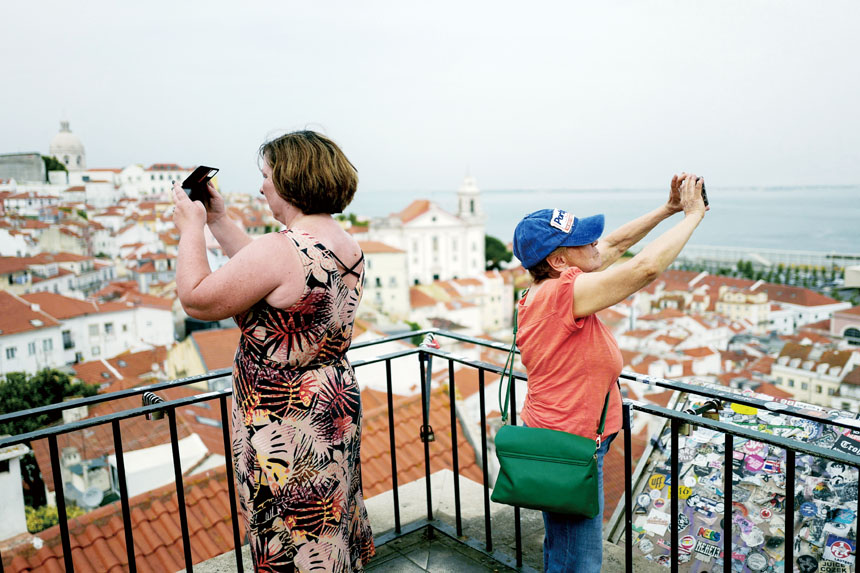 2025年美國富豪取得簽證最熱門的國家中，葡萄牙最受青睞。圖為人們在葡萄牙里斯本一處觀景點拍照。路透社資料圖片