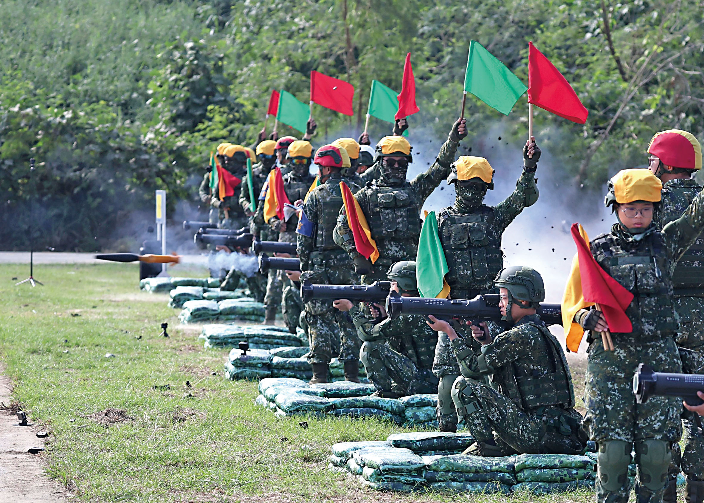 在美宣布新一輪對台軍售後，中國外交部宣布制裁與軍售相關的美企，圖為台軍方舉行火箭彈實彈射擊演練。中央社資料圖片