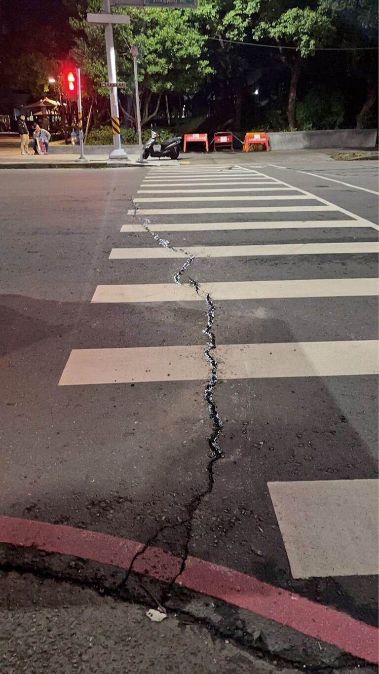 宜蘭外海7級地震造成新北市宏匯廣場前道路裂縫擴大。中央社
